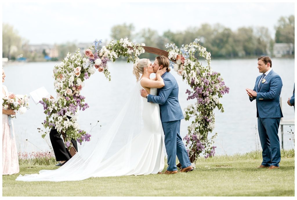 Circle Arch Ceremony kiss